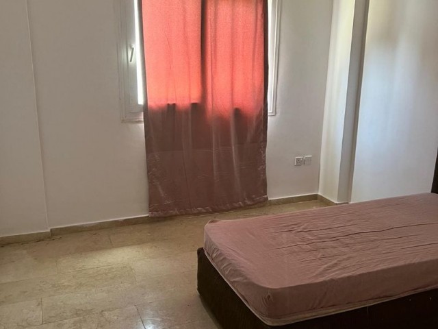 3+1 geräumige Wohnung zum Verkauf im Zentrum von Kyrenia (140m2)