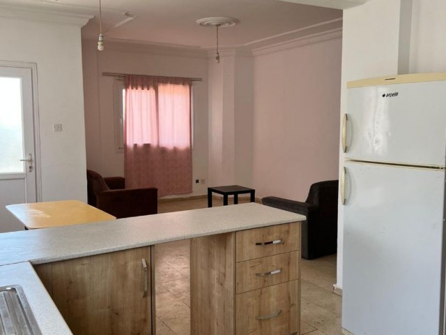 3+1 geräumige Wohnung zum Verkauf im Zentrum von Kyrenia (140m2)