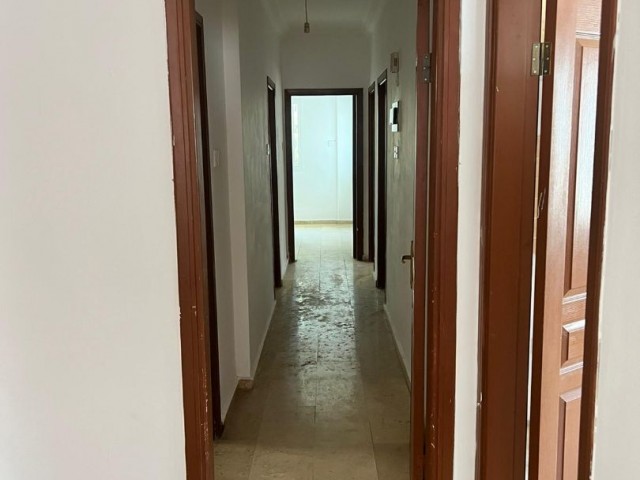 Girne Merkez'de Satılık 3+1 Geniş Daire (140m2)