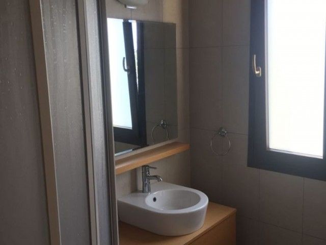 Girne Merkez'de  3+1 (  170 m2) Ortak  Havuzlu Dağ Ve Deniz Manzaralı Satılık Lux  Penthouse 