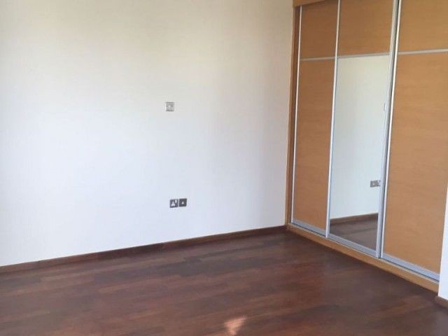 3+1 (170 m2) Lux-Penthouse mit Gemeinschaftspool, Berg- und Meerblick zum Verkauf im Girne Center