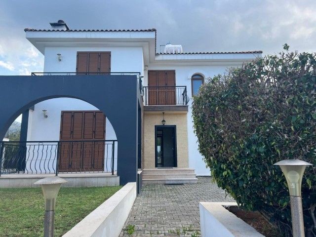 Bellapais'de Günlük Kiralık 4+1 Eşyalı Villa