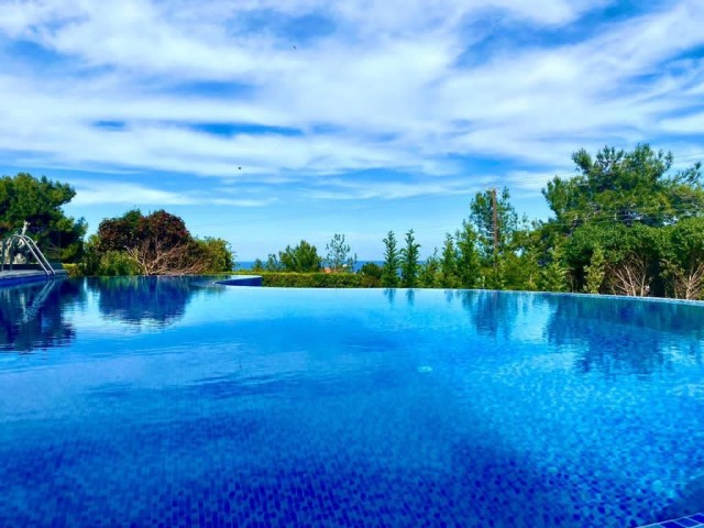 Alsancak'da Dağ ve Deniz Manzaralı 4+2 Satılık Özel Havuzlu Villa