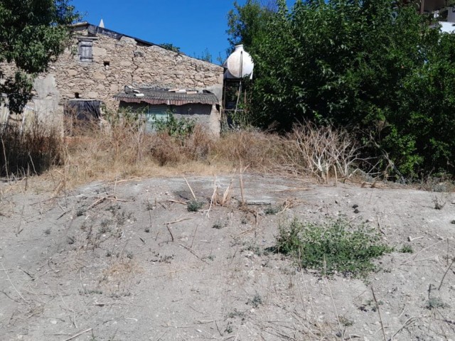 Türkisches altes Dorfhaus im Dorf Ozanköy