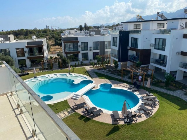 Ultra-luxuriös möblierte 3+1-Triplex-Villa mit Gemeinschaftspool zum Verkauf in Zeytinlik, Kyrenia