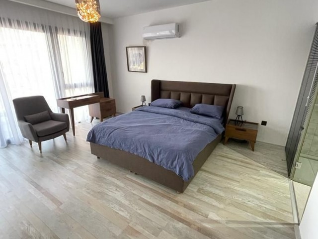 Girne Zeytinlik'te Ortak Havuzlu Ultra Lüx Ful Eşyalı Satılık 3+1 Triplex Villa