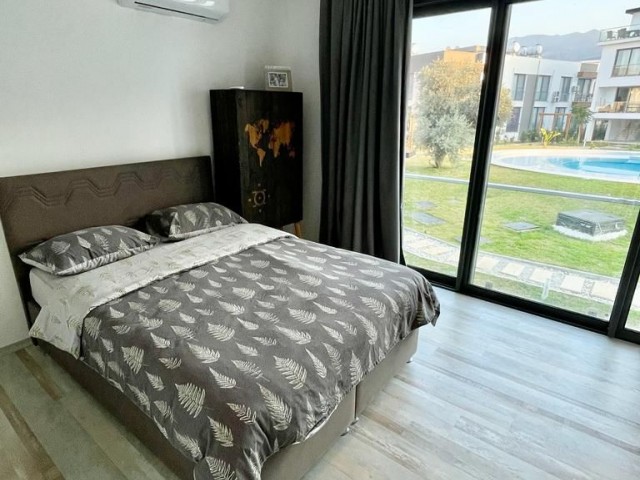 Girne Zeytinlik'te Ortak Havuzlu Ultra Lüx Ful Eşyalı Satılık 3+1 Triplex Villa