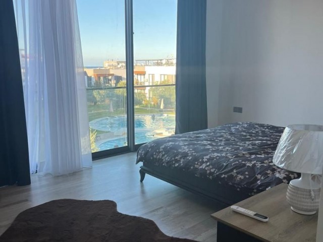 Girne Zeytinlik'te Ortak Havuzlu Ultra Lüx Ful Eşyalı Satılık 3+1 Triplex Villa