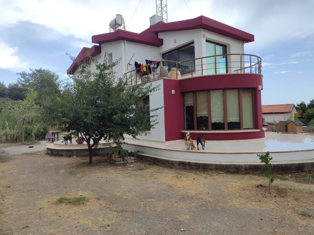 5+1 Villa zum Verkauf mit Blick auf die Berge und das Meer in der Region Alsancak