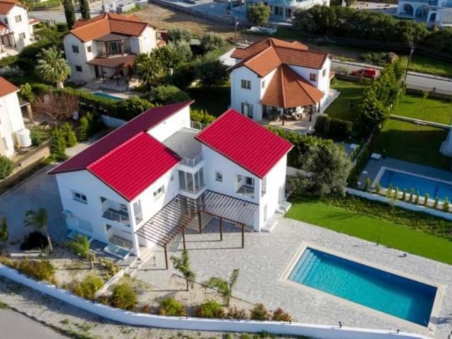 5+1 Villa mit privatem Pool zum Verkauf in Alsancak mit Blick auf die Berge und das Meer