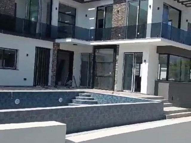 Zeytinlik'de 4+1 Satılık Dağ Ve Deniz Manzaralı Ultra Lüx  Villa