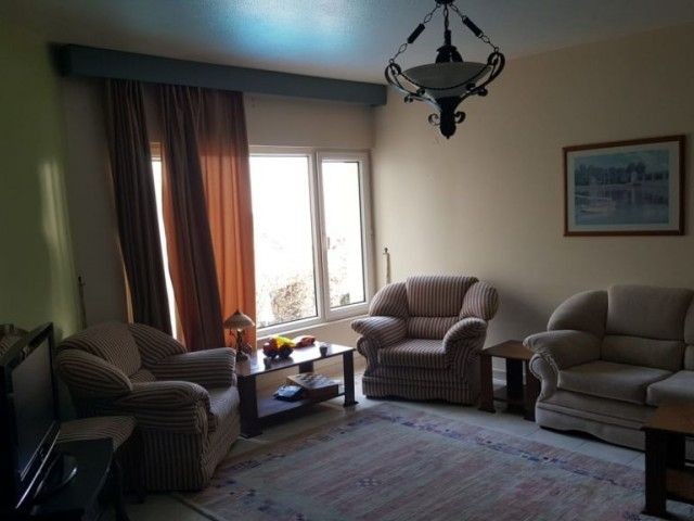 Möblierte 2+1 Wohnung in Kashgar Court Apartment mit herrlichem Pool im Zentrum von Kyrenia