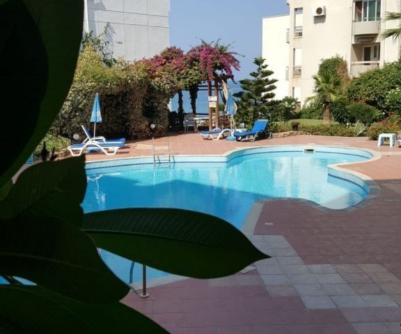 Möblierte 2+1 Wohnung in Kashgar Court Apartment mit herrlichem Pool im Zentrum von Kyrenia