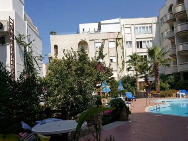 Girne'de Kaşgar Court  Apartmanında Muhteşem Havuzlu Sitede Eşyalı 2+1 Daire 