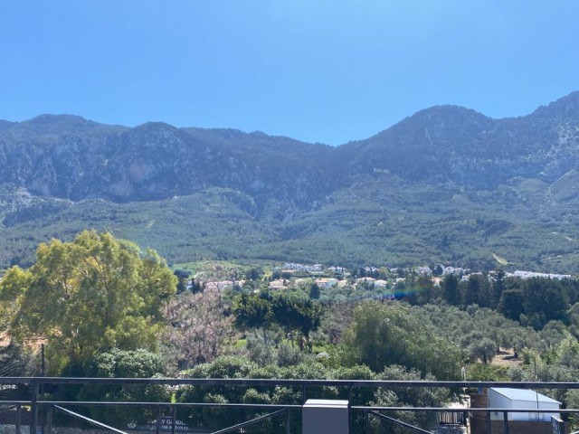 Apartment mit Berg- und Meerblick und Gemeinschaftspool zum Verkauf in Lapda