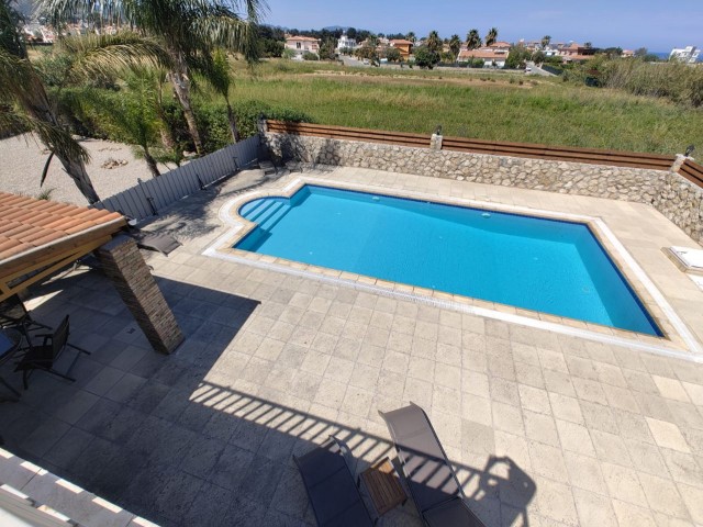 5+1 Luxusvilla zur Miete mit privatem Pool in Karşıyaka