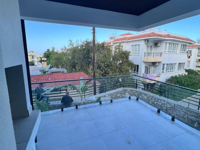 Neue 2+1 Luxuswohnung mit privatem Garten und Gemeinschaftspool zum Verkauf in Alsancak