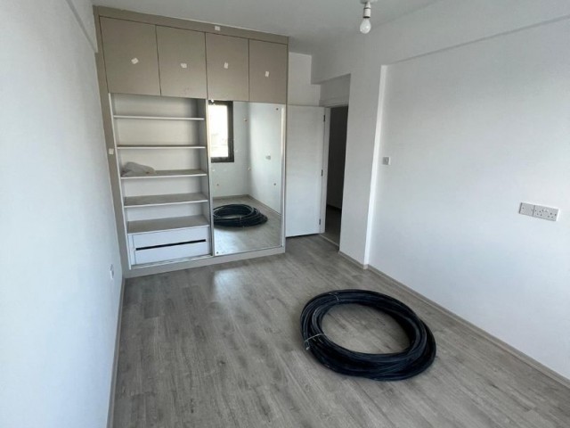 Neue 2+1 Luxuswohnung mit privatem Garten und Gemeinschaftspool zum Verkauf in Alsancak