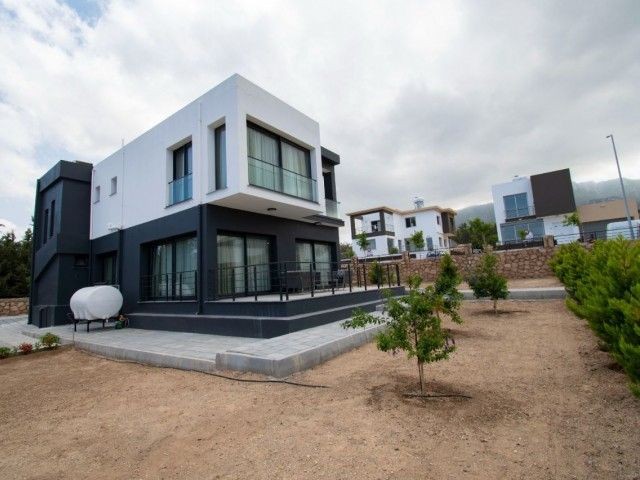 Villen mit privatem Pool und herrlichem Berg- und Meerblick zum Verkauf in Çatalköy