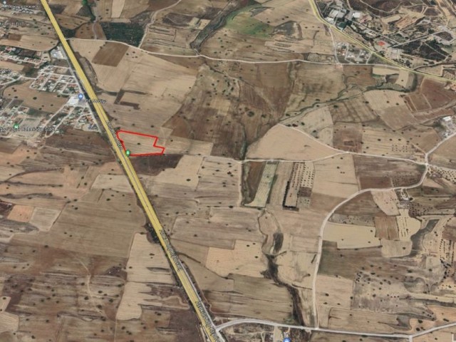 Investitionsland zum Verkauf an der Hauptstraße Nikosia - Kyrenia