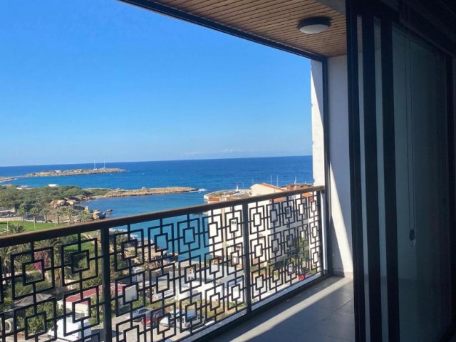 Квартира 3+1 с видом на море в центре Кирении