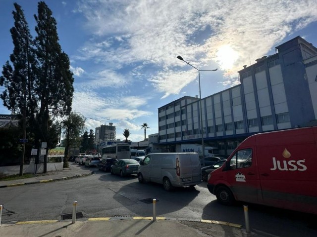 Tante-Emma-Laden zu vermieten in Ortaköy (hoher Schilderwert)