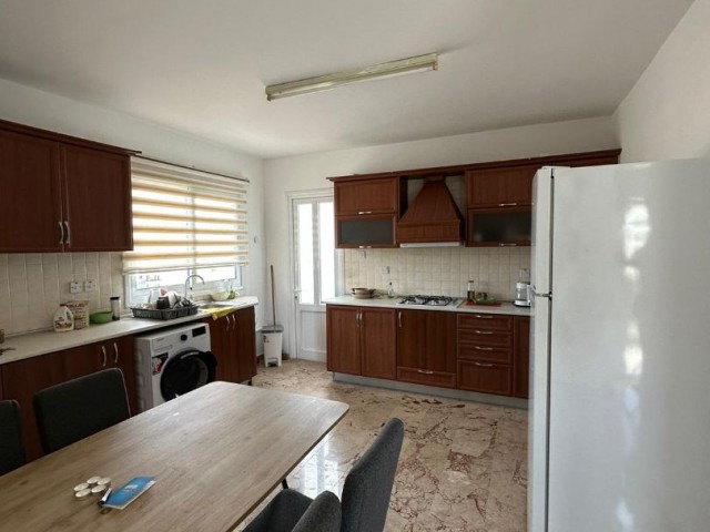 Kyrenia Center 3+1 Penthouse zu vermieten