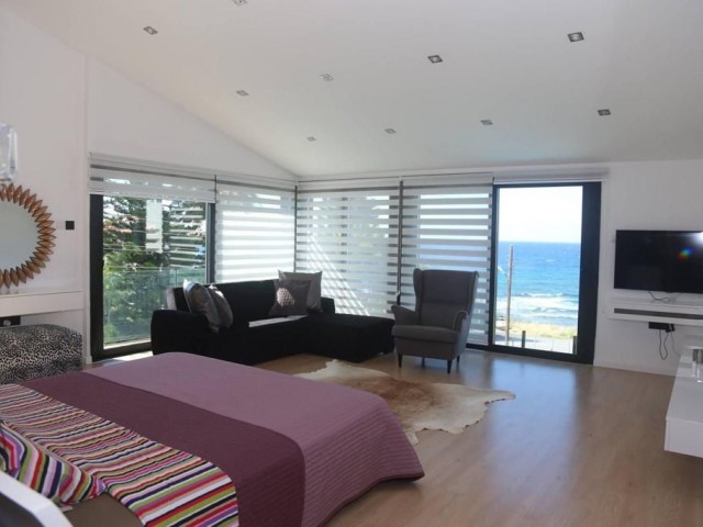 5+1 Seafront Luxury Pool Villa for Rent in Karaoğlanoğlu