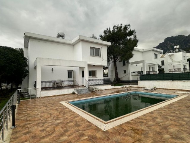 3+1 Villa zu vermieten mit Berg- und Meerblick in Alsancak