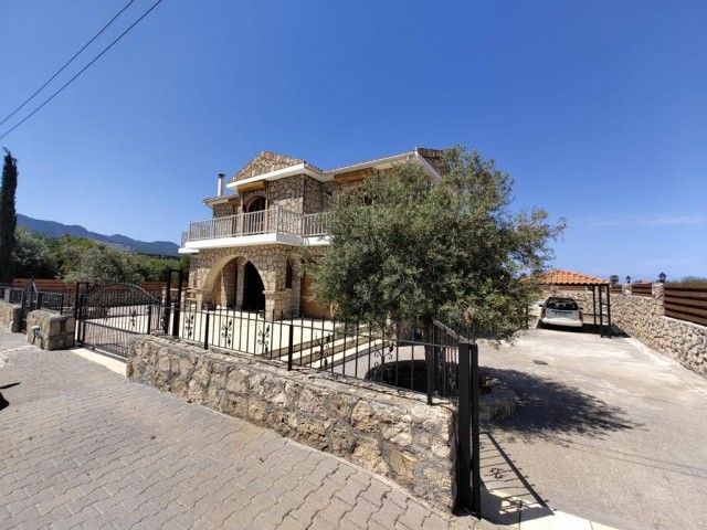 5+1 Luxusvilla zum Verkauf mit gelbem Stein in Karşıyaka