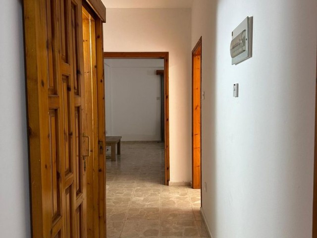 Полностью меблированная квартира 3+1 на первом этаже в аренду в центре Кирении