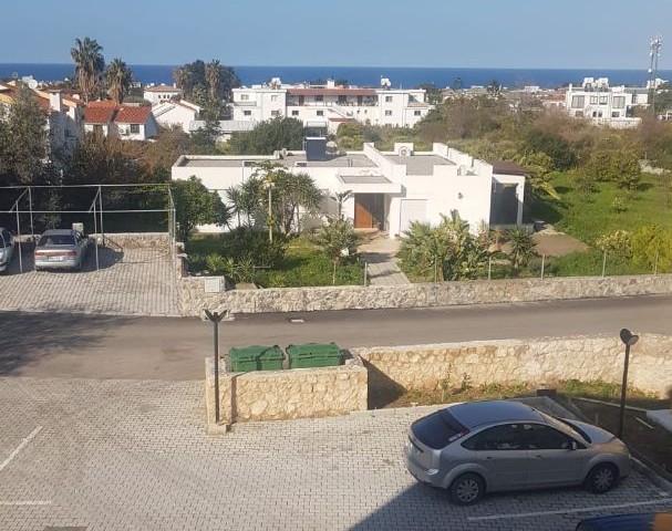 Alsancak 1+1 Apartment mit Meerblick und Gemeinschaftspool