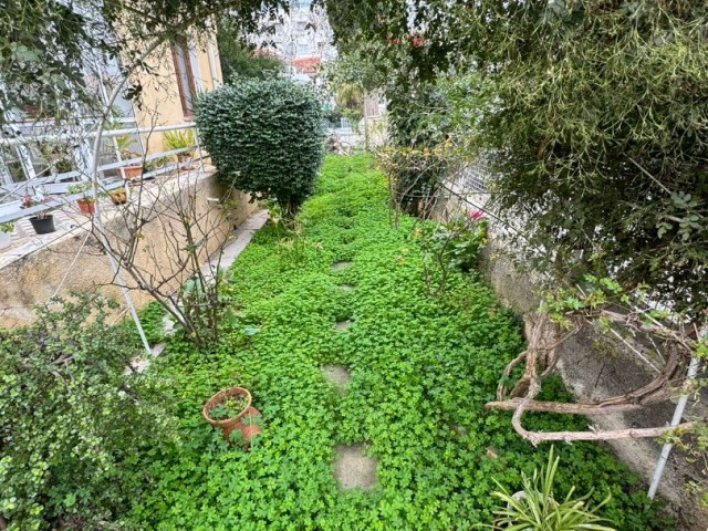خانه مستقل 4 خوابه با باغ برای فروش در Köşklüçiftlik
