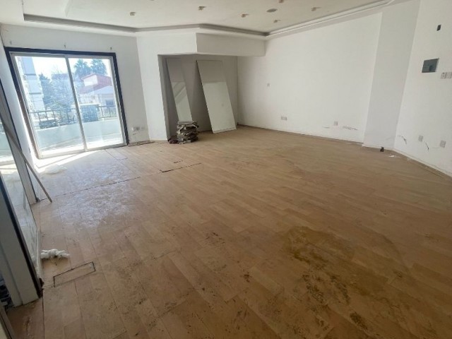 2+1 Office for Sale on the Street in Köşklüçiftlik