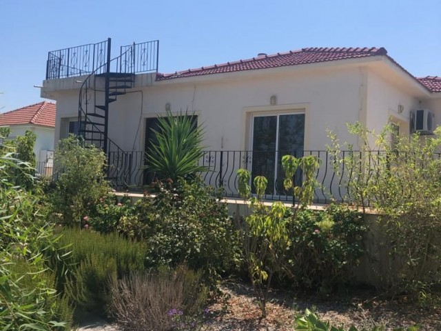 Girne Bahçeler'de Satılık Deniz Manzaralı 3+1 Bungalow