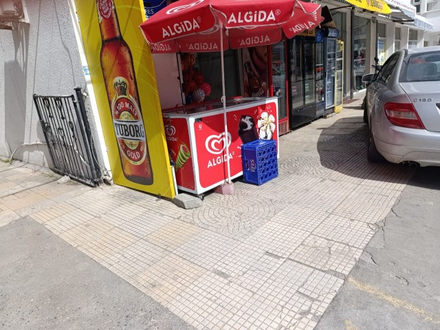 Markt zum Verkauf an einer belebten Straße in Nikosia (ohne Lizenz erlaubt)