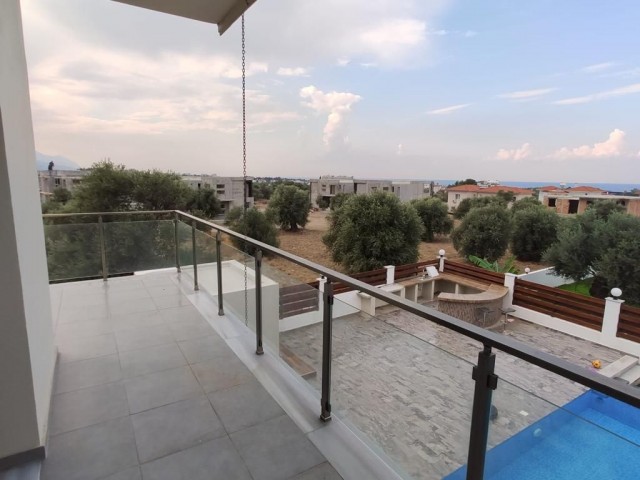 Ultraluxuriöse 4+1-Villa mit privatem Pool zum Verkauf in Çatalköy