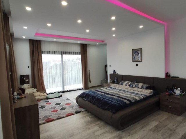 Ultraluxuriöse 4+1-Villa mit privatem Pool zum Verkauf in Çatalköy