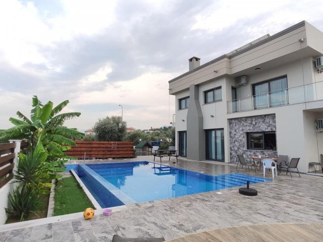 Ultraluxuriöse 4+1-Villa mit privatem Pool zum Verkauf in Çatalköy