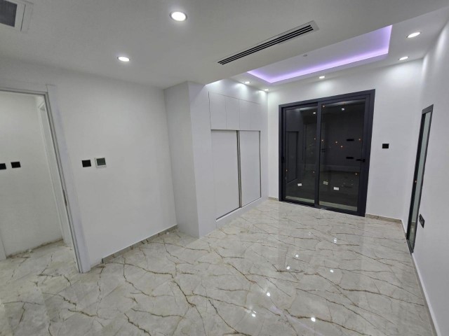 Alsancak'da Triplex Özel Havuzlu/Jakuzili 3+1 Villa