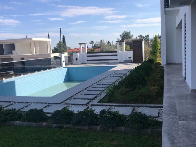 5+1 Villa mit privatem Pool, Berg- und Meerblick zum Verkauf in Bellapais