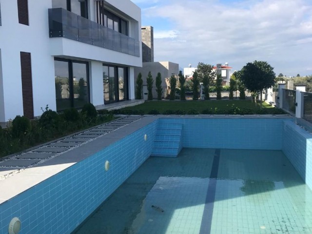 5+1 Villa mit privatem Pool, Berg- und Meerblick zum Verkauf in Bellapais