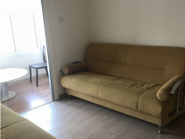 Lefkoşanın  merkezi Dereboyunda ,  kiralık 3+2 şömineli full eşyalı lüks daire.