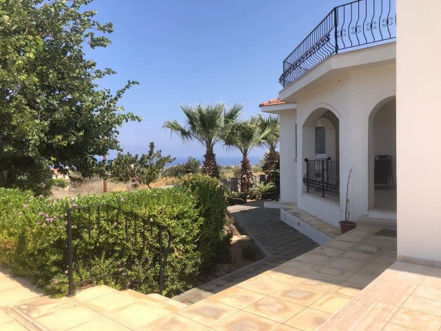 Spacious 4 bedroom Holiday villa with pool and amazing views in Karsiyaka ** 