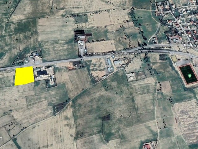 زمین برای فروش در Geçitkale با مجوز تجاری، پله در جاده اصلی