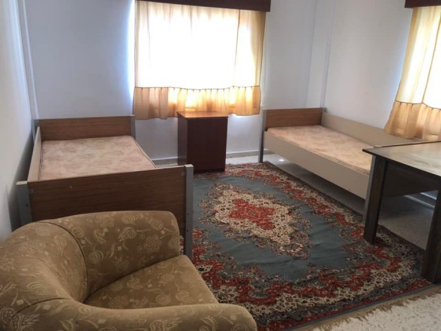 -Gönyeli Bölgesi Okul Servislerine Ve Marketlere 7 Dakika Yürüyüş Mesafesinde 4+1 KIRALIK Apartman Dairesi 8 Kişinin Rahatlıkla Kala Bileceği 8 Yataklı 2 Tuvaletli 4 Balkonlu Geniş Daire…