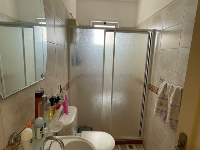 MÖBLIERTE WOHNUNG MIT 2 SCHLAFZIMMERN ZUM VERKAUF IM ZENTRUM VON FAMAGUSTA. 0533 885 48 48 ** 