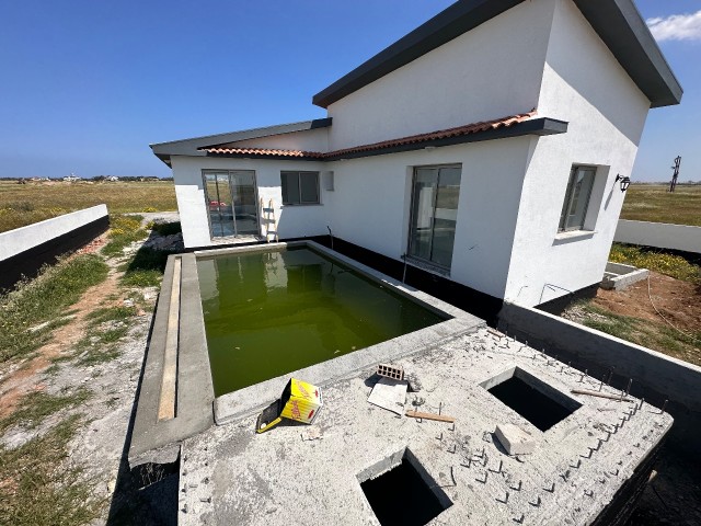 FREISTEHENDE VILLA MIT POOL ZU VERKAUFEN IN NEWBOGAZICI REGION