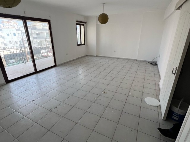 آپارتمان 4+1 برای فروش در فاماگوستا خیابان سالامیس مناسب برای محل کار