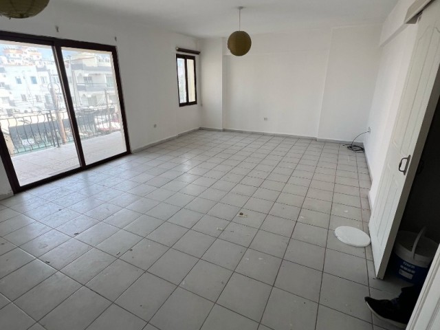 MAĞUSA SALAMİS CADDE ÜZERİ İŞ YERİ OLMAYA UYGUN SATILIK 4+1 DAİRE